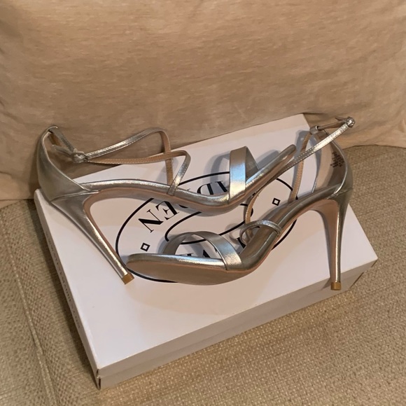 NIB Steve Madden Feliz sandals - Picture 2 of 5